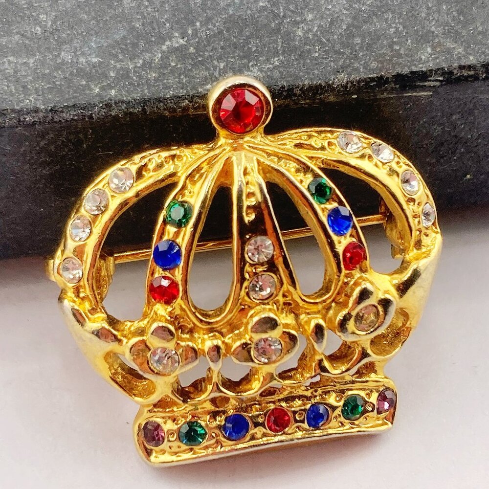 VINTAGE Gold tone metal and multi-colour rhinestone crown brooch jewelry pin - Picture 5 of 9